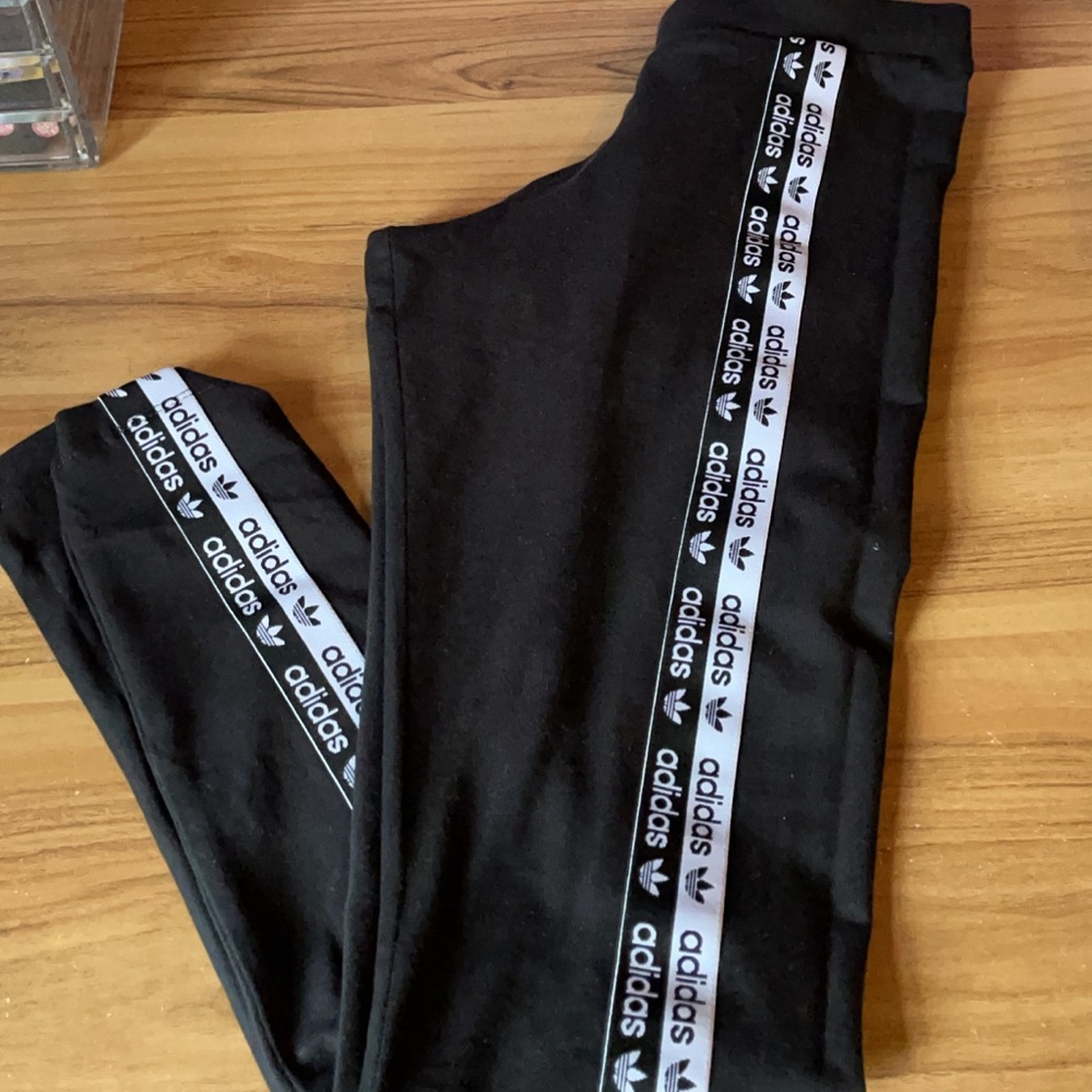 Adidas leggings women’s in size 6 - Picture 2 of 3